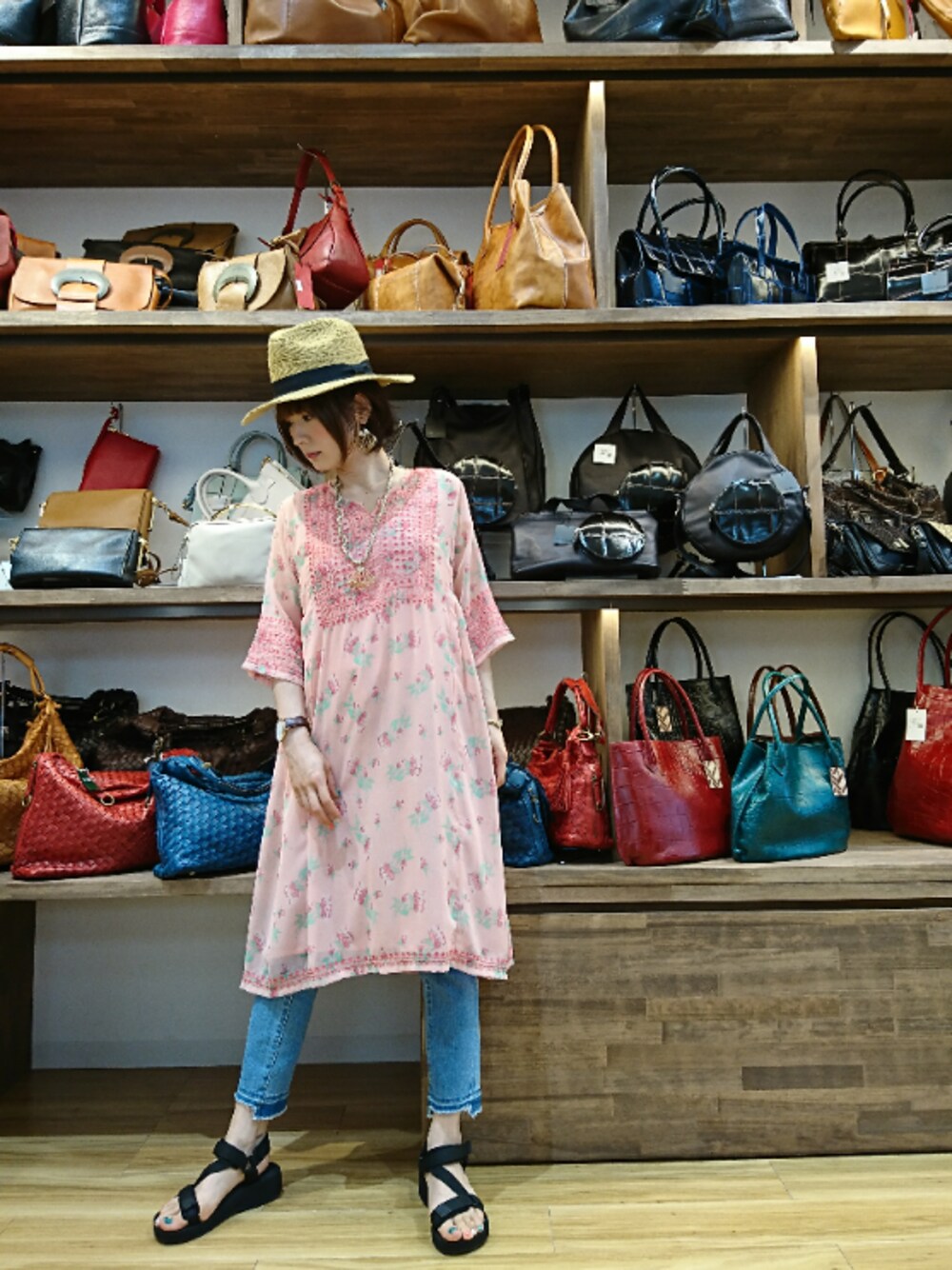 「夏コーデ、カジュアルコーデ、大人カジュアル、デニムパンツ、ootd、Another Edition、GU、outfit、オトナ女子、ピンク」｜「Another Editionのポリエステルフラワープリントエンブロワンピース/ AEBC P FLW PRT EMBR OP（ワンピース、ピンク系）」を使った、akiさん（レディース・153cm）の夏コーディネートの1枚目の写真