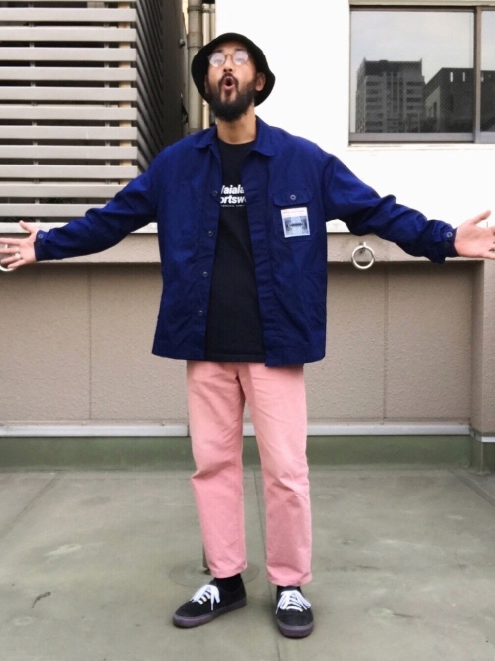「古着、古着MIX、ストリート、ストリートMIX、スケータースタイル、ootd、オーバーサイズ、ワークジャケット」｜「Waialae Sports Wearのアイテム（Tシャツ/カットソー、ブルー系）」を使った、Mitsuhiro Higashinoさん（メンズ・186cm）の秋コーディネートの1枚目の写真
