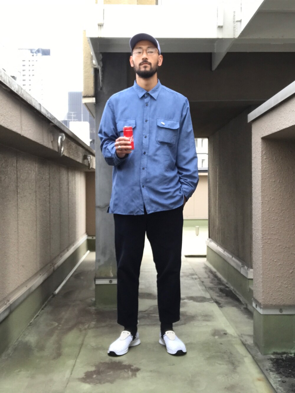 「おしゃれさんと繋がりたい、シンプルコーデ、ビッグシルエット、秋コーデ、古着、古着MIX、ストリート、ストリートMIX、ootd、オトナカジュアル」｜「USEDのアイテム（シャツ/ブラウス、ブルー系）」を使った、Mitsuhiro Higashinoさん（メンズ・186cm）の秋コーディネートの1枚目の写真