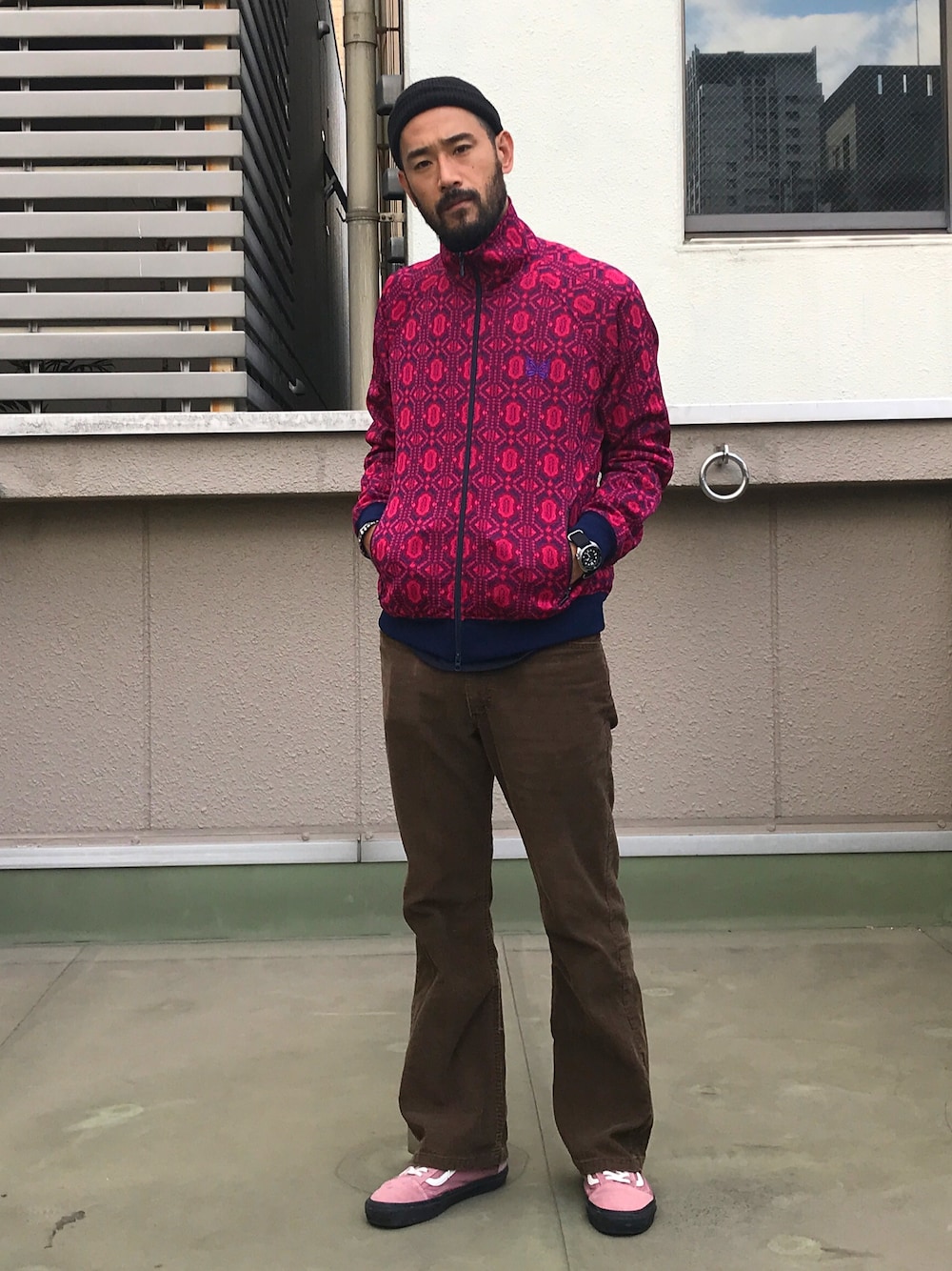 「ストリート服が好き、秋コーデ、古着MIX、コーデュロイ、フレアパンツ、ネペンテス、90’s、70's、古着、ストリート」｜「Needlesのアイテム（ジャージ、レッド系）」を使った、Mitsuhiro Higashinoさん（メンズ・186cm）の秋コーディネートの1枚目の写真