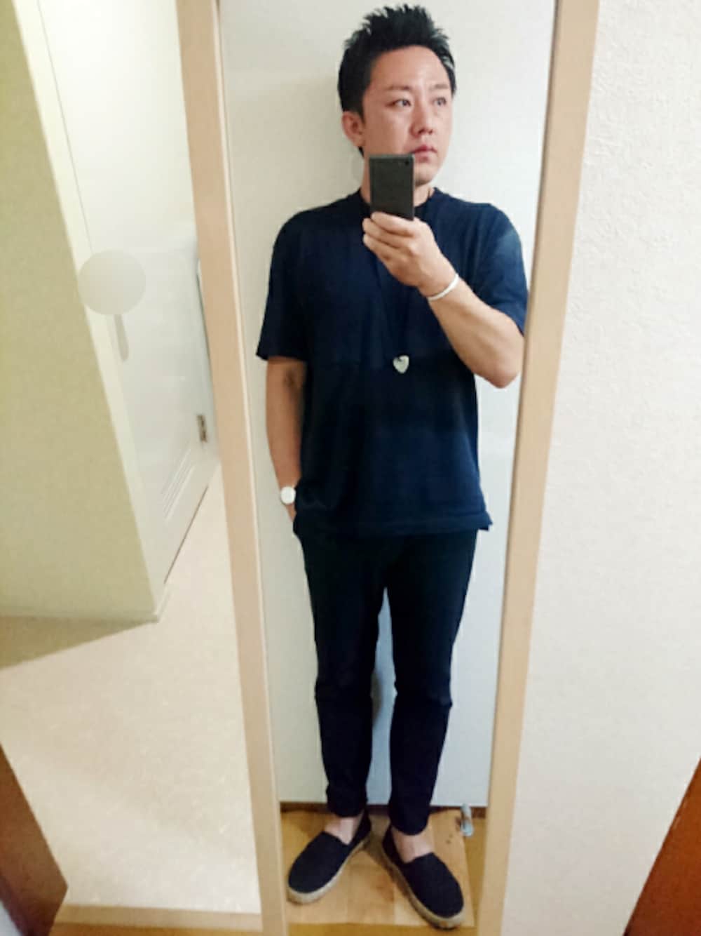 「夏、オールネイビー、ビッグシルエット、テーパードパンツ、バングル、レザーネックレス、スリッポン、エスパドリーユ、Daniel Wellington、Doシンプル部」｜「UNIQLOのビッグシルエットポケツキT（半袖）（Tシャツ/カットソー、ブルー系）」を使った、xさん（メンズ・171cm）の夏コーディネートの1枚目の写真