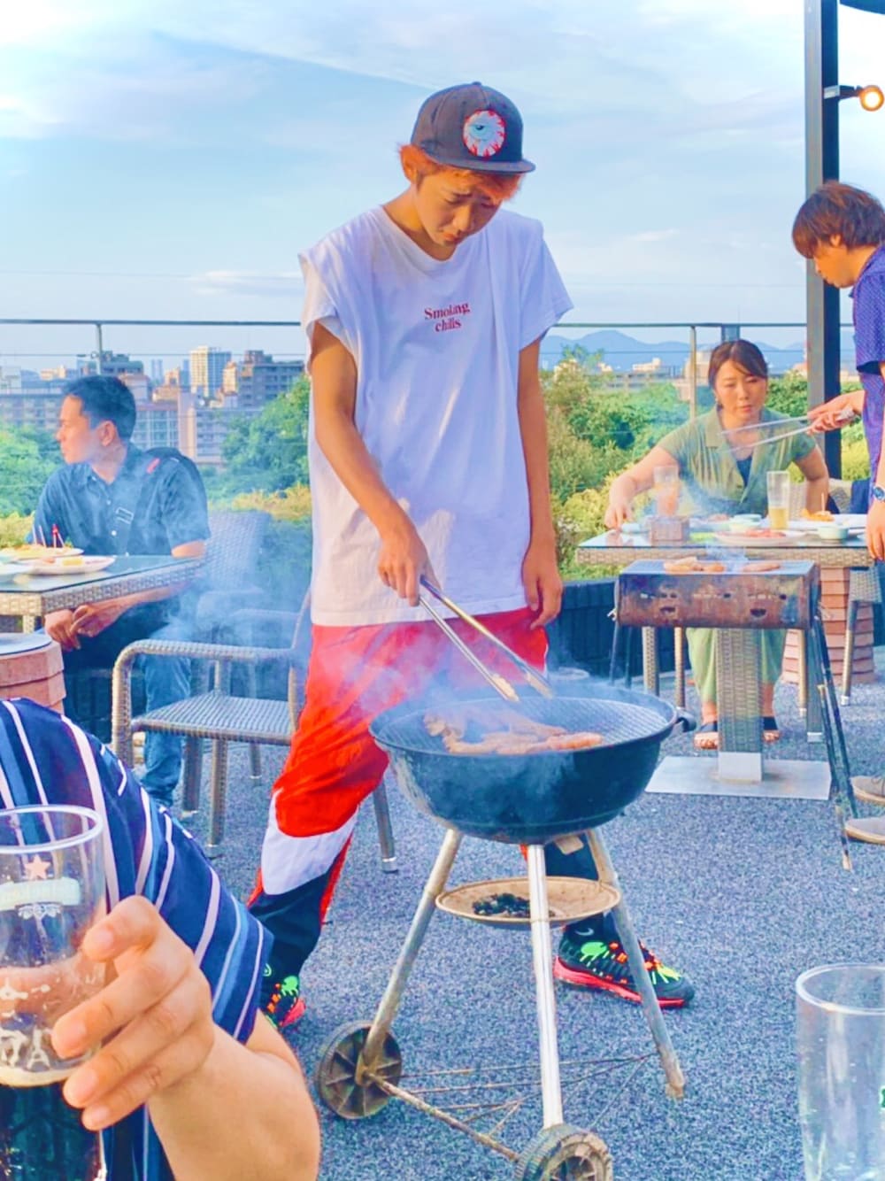 「ストリート、年末WEAR感謝祭、ビアガーデン、ビックスウォッシュ」｜「FR2のアイテム（Tシャツ/カットソー、ホワイト系）」を使った、アーロンさん（メンズ・179cm）の冬コーディネートの1枚目の写真