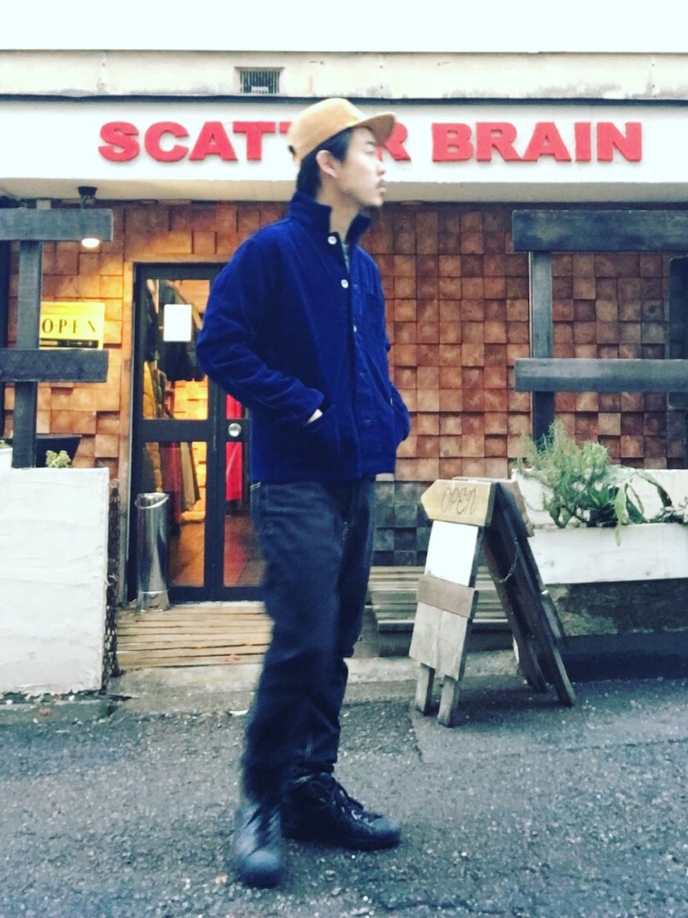 ブルー系のブルゾン、ブラック系のデニムパンツ、グレー系のキャップを着用したメンズの冬コーディネートの1枚目の写真