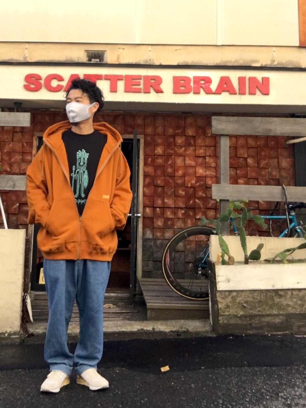 イエロー系のパーカー、ブルー系のその他パンツ、ホワイト系のスニーカーを着用したメンズの冬コーディネートの1枚目の写真