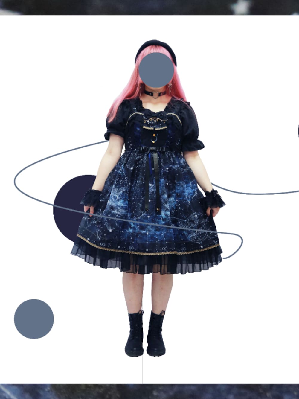 ブルー系のワンピース/ドレス、ブラック系のブーティを着用したレディースの春コーディネートの1枚目の写真