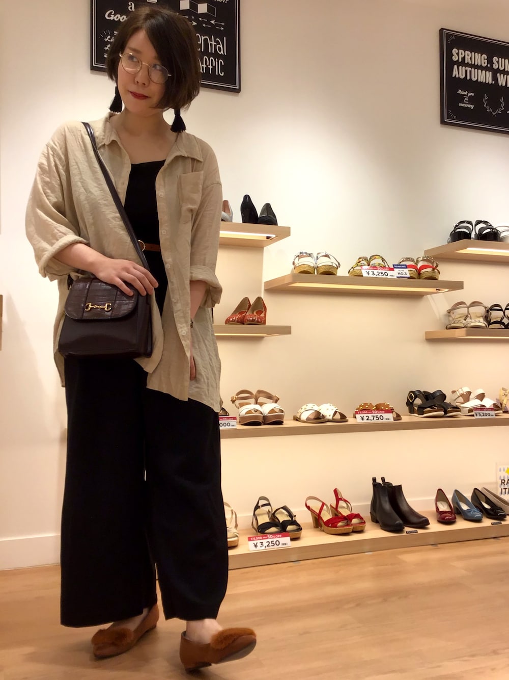 「オリエンタルトラフィック(ORiental TRaffic)、WA ORiental TRaffic、秋コーデ、オトナ女子、ベイクドカラー、ファーパンプス、パンツスタイル、ベージュ、ベージュ×ブラウン、ゆったりシルエット」｜「ORiental TRafficの秋冬新作★ファーフラットパンプス★9320（パンプス、ブラウン系）」を使った、sakaeさん（レディース・163cm）の夏コーディネートの1枚目の写真