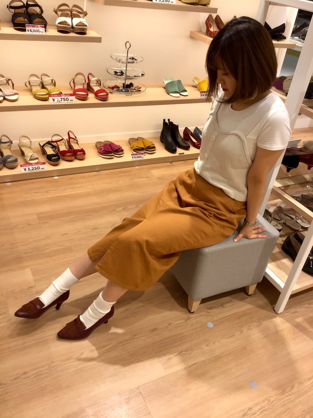 「オリエンタルトラフィック(ORiental TRaffic)、WA ORiental TRaffic、レトロガール、RETRO GIRL、ベイクドカラー、秋コーデ、靴下 パンプス、ニットビスチェ、タイトスカート、9328」｜「ORiental TRafficの秋冬新作★フリンジヒールパンプス★9328（パンプス、レッド系）」を使った、sakaeさん（レディース・163cm）の夏コーディネートの1枚目の写真