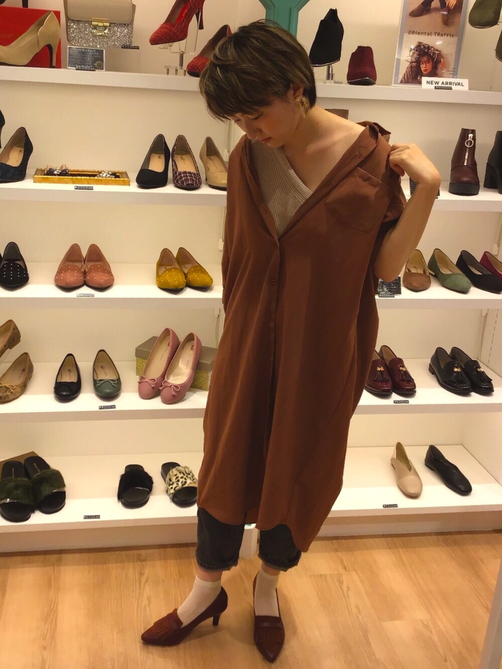 「オリエンタルトラフィック(ORiental TRaffic)、WA ORiental TRaffic、ジーナシス(JEANASIS)、イング(INGNI)、9328、ロングシャツ、ワンショルダー、赤パンプス、ベイクドカラー、テラコッタ」｜「ORiental TRafficの秋冬新作★フリンジヒールパンプス★9328（パンプス、レッド系）」を使った、sakaeさん（レディース・163cm）の夏コーディネートの1枚目の写真