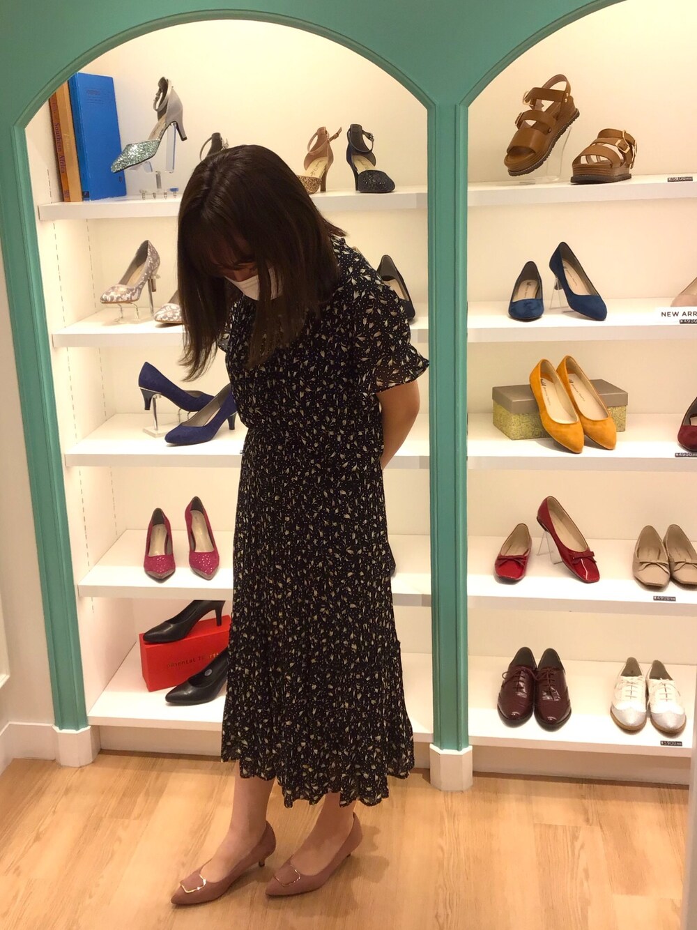 「ワンピース、オリエンタルトラフィック、大人かわいい、くすみカラー、1311」｜「ORiental TRafficの【美シルエット】メタルプレートパンプス/1311（パンプス、ピンク系）」を使った、sakaeさん（レディース・163cm）の秋コーディネートの1枚目の写真