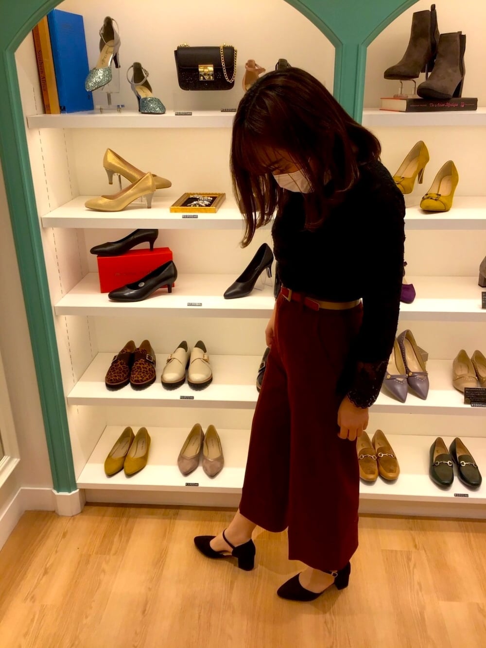 「秋服、ストラップパンプス、セパレートパンプス、秋コーデ、ミドルヒール、1310」｜「ORiental TRafficの【定番人気】セパレートパンプス/1310（パンプス、ブラック系）」を使った、sakaeさん（レディース・163cm）の秋コーディネートの1枚目の写真