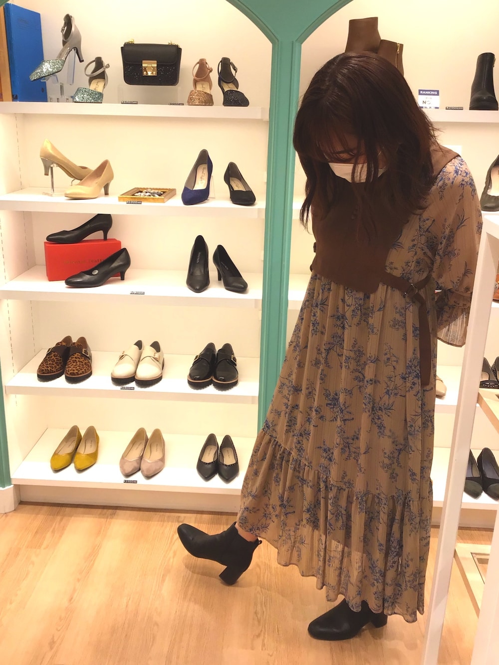 「秋のコーデ、花柄ワンピース、オトナ女子、ブーツ、オリエンタルトラフィック、ORiental TRaffic(ORiental TRaffic)、1403」｜「ORiental TRafficのスクエアトゥサイドゴアブーツ/1403（ブーツ、ブラック系）」を使った、sakaeさん（レディース・163cm）の秋コーディネートの1枚目の写真
