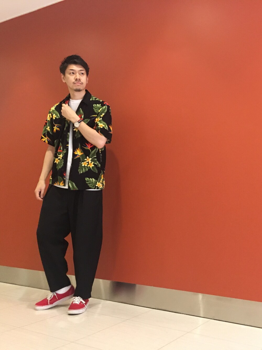 「ワイドパンツ、ジュンレッド(JUNRed)、立川ルミネ、ガラシャツ、アロハシャツ、バンズ、夏コーデ、スラックス、オトナカジュアル」｜「R・J・Cのアイテム（シャツ/ブラウス、ブラック系）」を使った、YASUさん（メンズ・178cm）の夏コーディネートの1枚目の写真