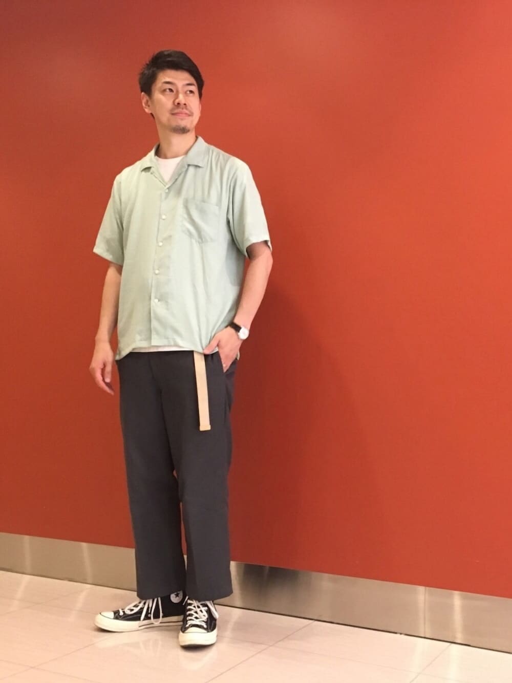 「夏コーデ、オトナカジュアル、ディッキーズ(Dickies)、コンバース、カイキンシャツ、ジュンレッド(JUNRed)、立川ルミネ、夏、スニーカー、ガチャベルト」｜「Dickiesの【DICKIES】874ノータックチノ（チノパンツ、グレー系）」を使った、YASUさん（メンズ・178cm）の夏コーディネートの1枚目の写真