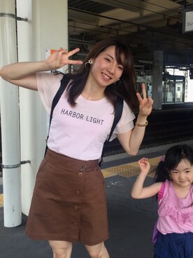 「MAJESTIC LEGON（マジェスティックレゴン）のアイテム（デニムスカート、ブラウン系）」を使った、やあさん（レディース）の夏コーディネート