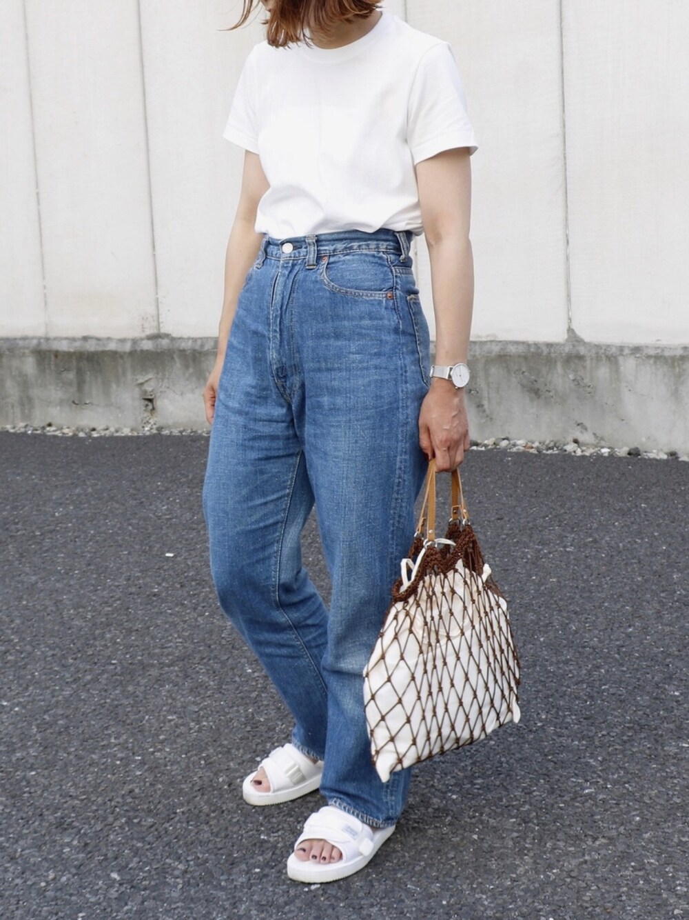 「シンプル、夏コーデ、ラフ、プチプラコーデ、ユニクロ、白Tシャツ、ママコーデ、デニム×Tシャツ、チビーズ✳︎、アダルトおカワたん部」｜「UNIQLOのクルーネックT（半袖）（Tシャツ/カットソー、ホワイト系）」を使った、RICOさん（レディース・155cm）の春コーディネートの1枚目の写真