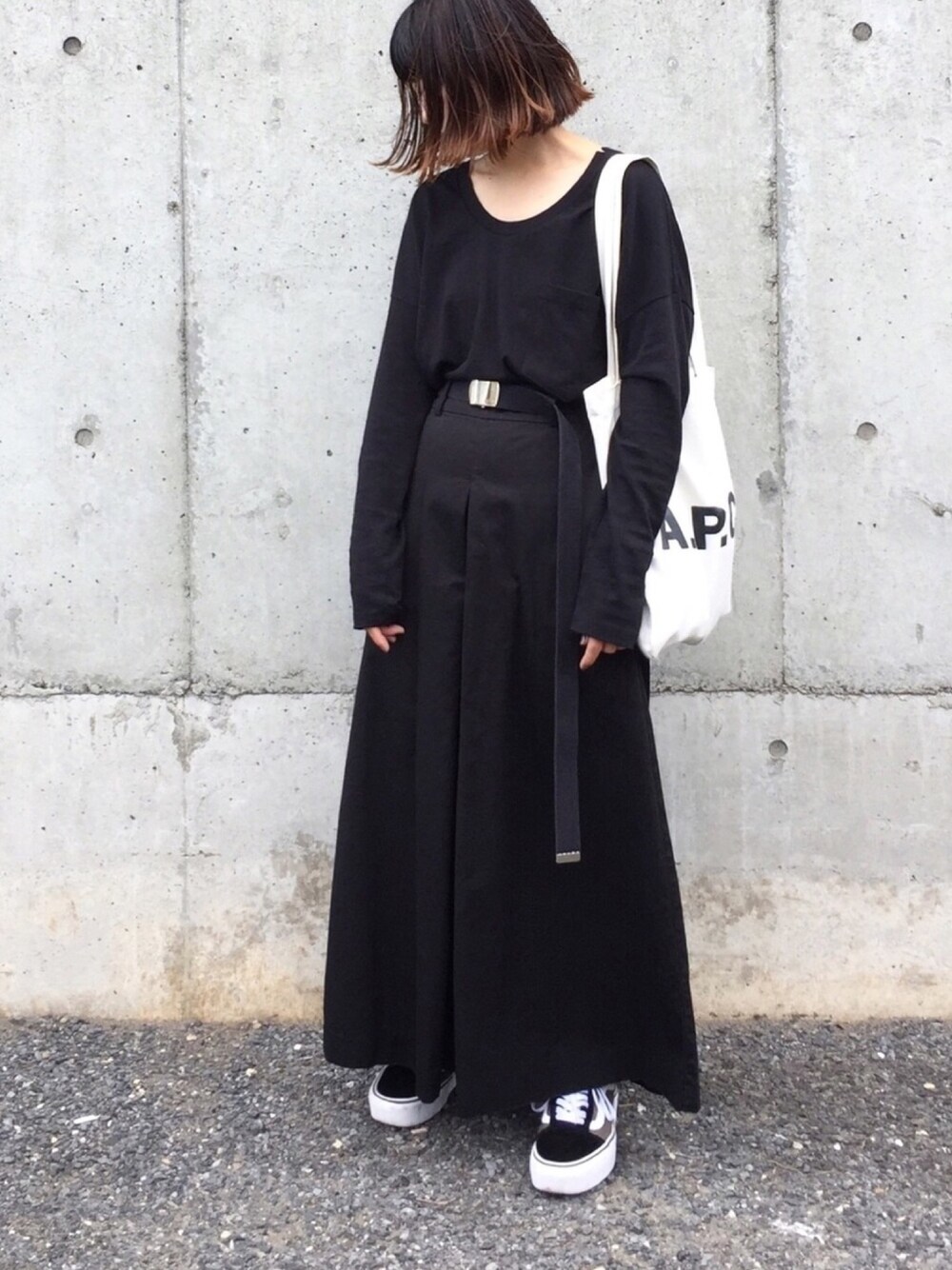 ブラック系のTシャツ/カットソー、ブラック系のパンツ、グレー系のスニーカーを着用したレディースの秋コーディネートの1枚目の写真