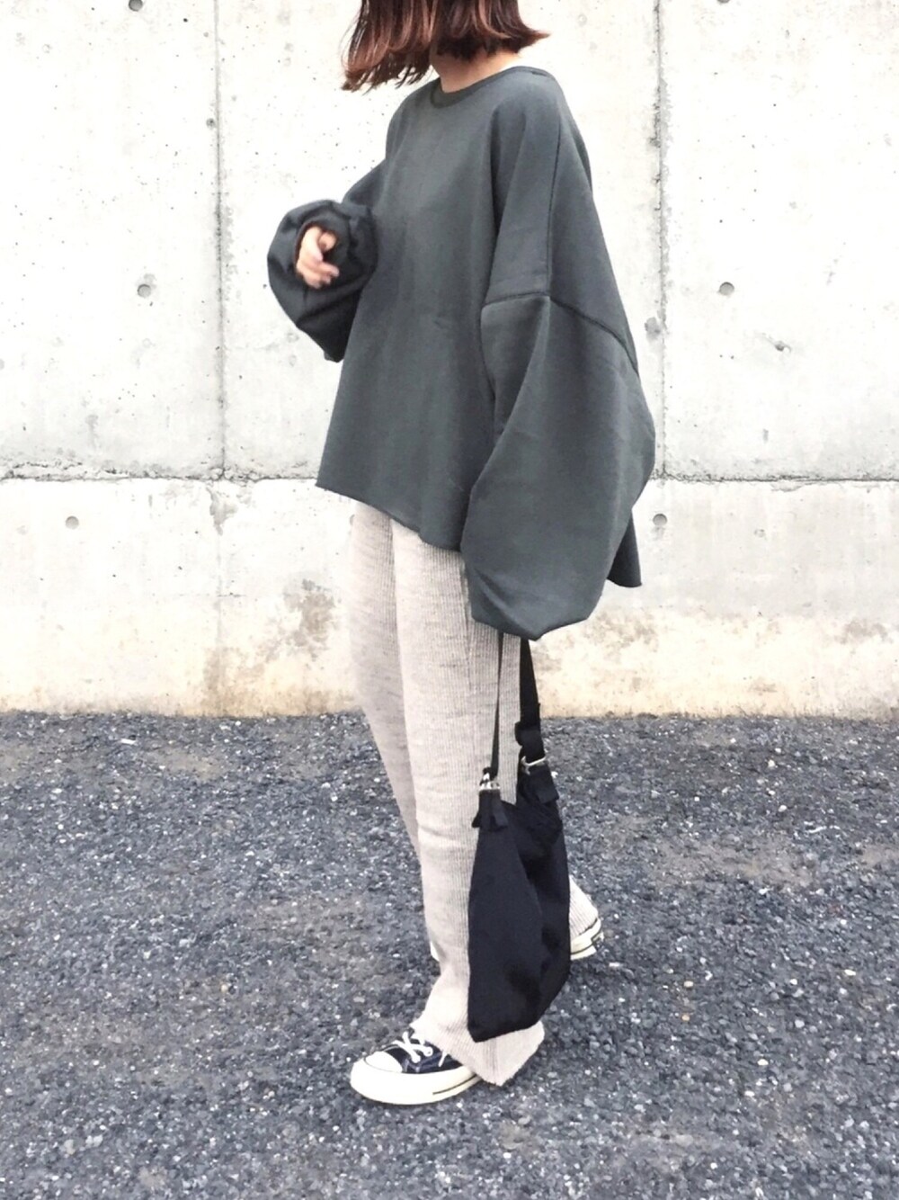 「シンプル、ラフ、ゆるコーデ、ビッグシルエット、スウェット、リブパンツ、カジュアル、パンツスタイル、ママコーデ、低身長」｜「MERLOTのオーバーサイズ裏起毛スウェットトップス1064（スウェット、グリーン系）」を使った、RICOさん（レディース・155cm）の秋コーディネートの1枚目の写真