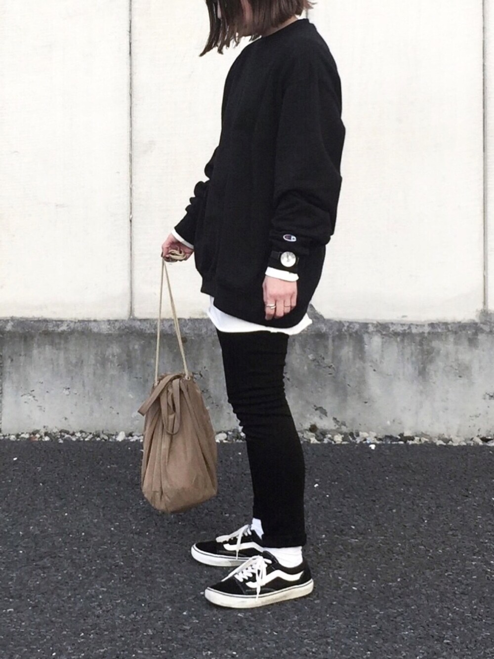 ブラック系のスウェット、ホワイト系のTシャツ/カットソー、ブラック系のデニムパンツを着用したレディースの冬コーディネートの1枚目の写真