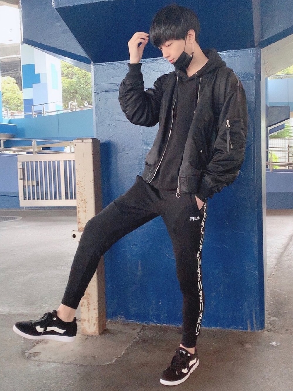 「ビッグシルエット、韓国ファッション、韓国、黒コーデ、オールブラック、パーカー」｜「FILAの【FILA】ロゴテープ ジョガーパンツ/トラックパンツ（スウェットパンツ、ブラック系）」を使った、けんさん（メンズ・182cm）の春コーディネートの1枚目の写真