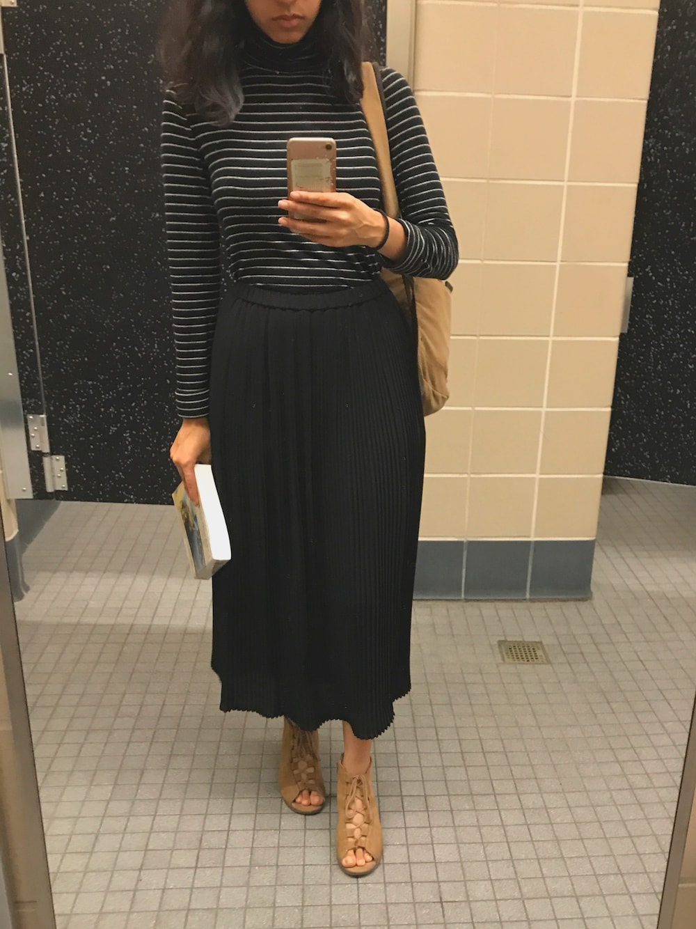 「skirt、black」｜「UNIQLOのアイテム（スカート、ブラック系）」を使った、Mimiさん（レディース・173cm）の秋コーディネートの1枚目の写真