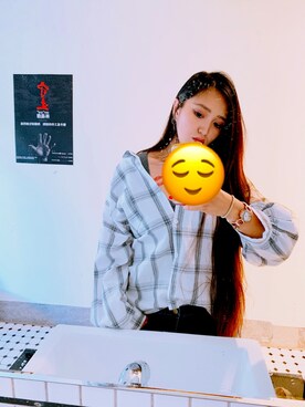 「vivien worldのアイテム（シャツ/ブラウス、ホワイト系）」を使った、劉巧さん（レディース・163cm）の秋コーディネート