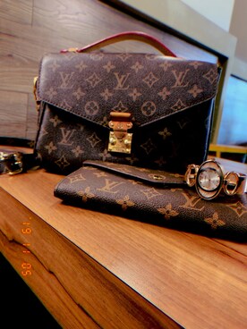 「L.Vのアイテム（ショルダーバッグ、ブラウン系）」を使った、劉巧さん（レディース・163cm）の秋コーディネート