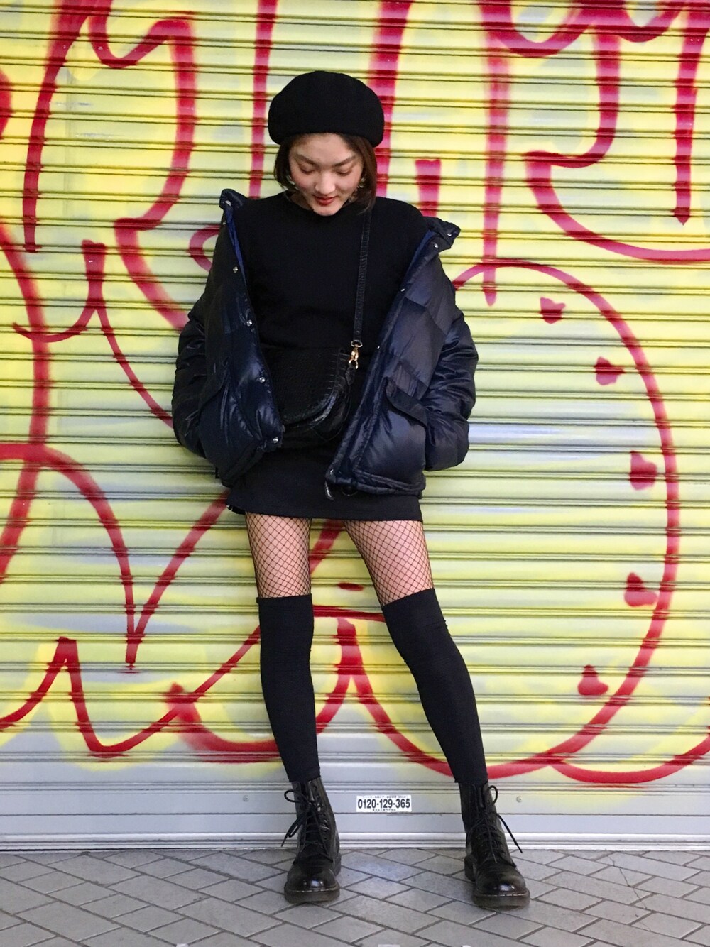 「シンプルコーデ、スポーツミックス、ビッグシルエット、used、パパのお下がり、網タイツ、ニーハイソックス、Dr.Martens、ザラジョ、ZARA」｜「Dr. Martensのアイテム（ブーツ、ブラック系）」を使った、Haruka ❤︎さん（レディース・167cm）の冬コーディネートの1枚目の写真