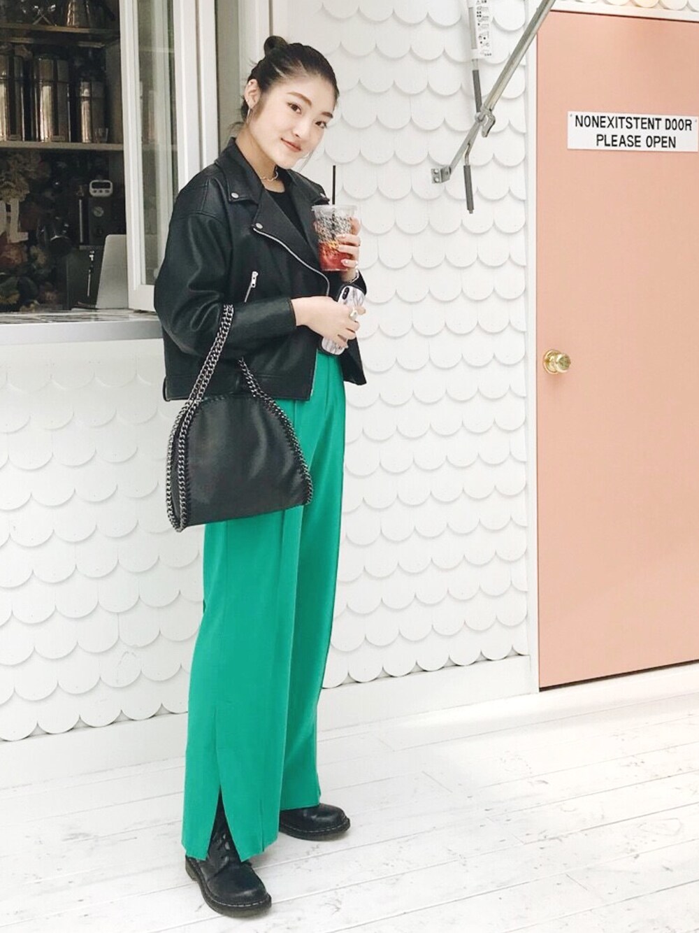 「ストリート服が好き、お目立ちネオンコーデ、秋コーデ、シンプルコーデ、カジュアルコーデ、きれいめカジュアル、ビックシルエット、GRL、アウター、ライダース」｜「SLYのHEM SLIT JW STRAIGHT W/PT（その他パンツ、グリーン系）」を使った、Haruka ❤︎さん（レディース・167cm）の秋コーディネートの1枚目の写真