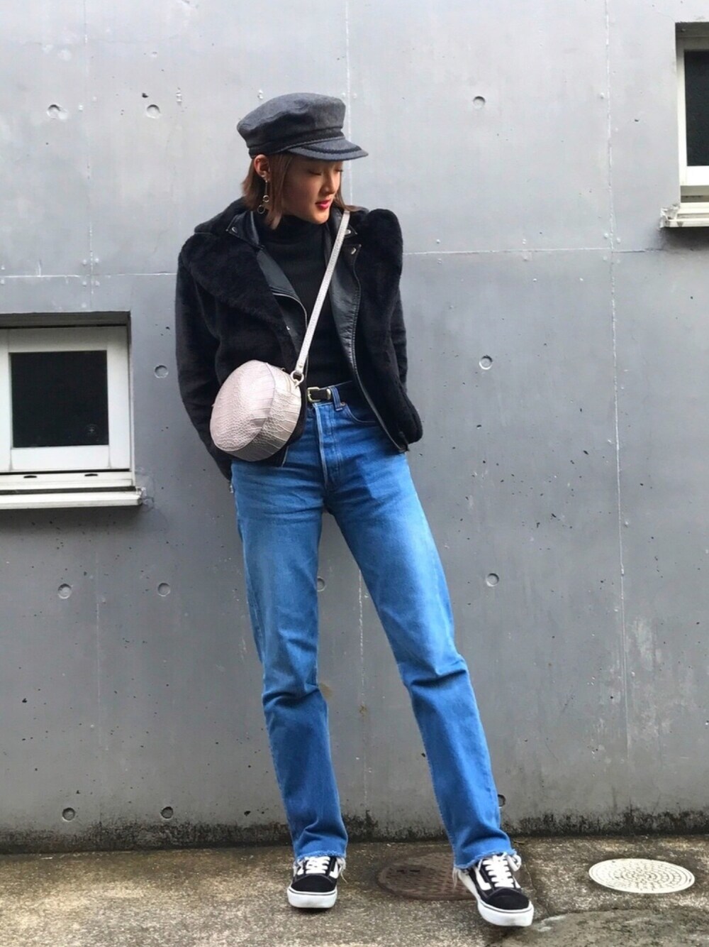 「大人カジュアル、きれいめカジュアル、ブラック、パンツスタイル、古着、オールドスクール、Levi's、GYDA、ファーコート、レイヤードstyle」｜「Levi'sのアイテム（デニムパンツ、ブルー系）」を使った、Haruka ❤︎さん（レディース・167cm）の春コーディネートの1枚目の写真