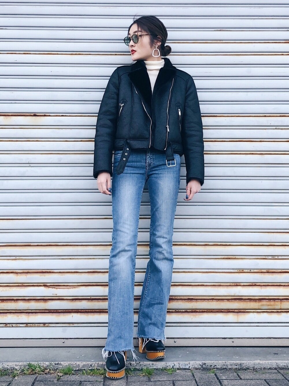 「カジュアルコーデ、シンプル、休日スタイル、おしゃれさんと繋がりたい、大人コーデ、ブラックコーデ、ウッドソール、moussy、ZARA、ユニクロ」｜「ZARAのアイテム（ライダースジャケット、ブラック系）」を使った、Haruka ❤︎さん（レディース・167cm）の春コーディネートの1枚目の写真
