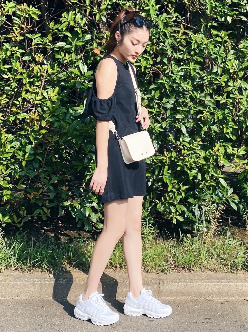 ホワイト系のスニーカーを着用したレディースの秋コーディネートの1枚目の写真