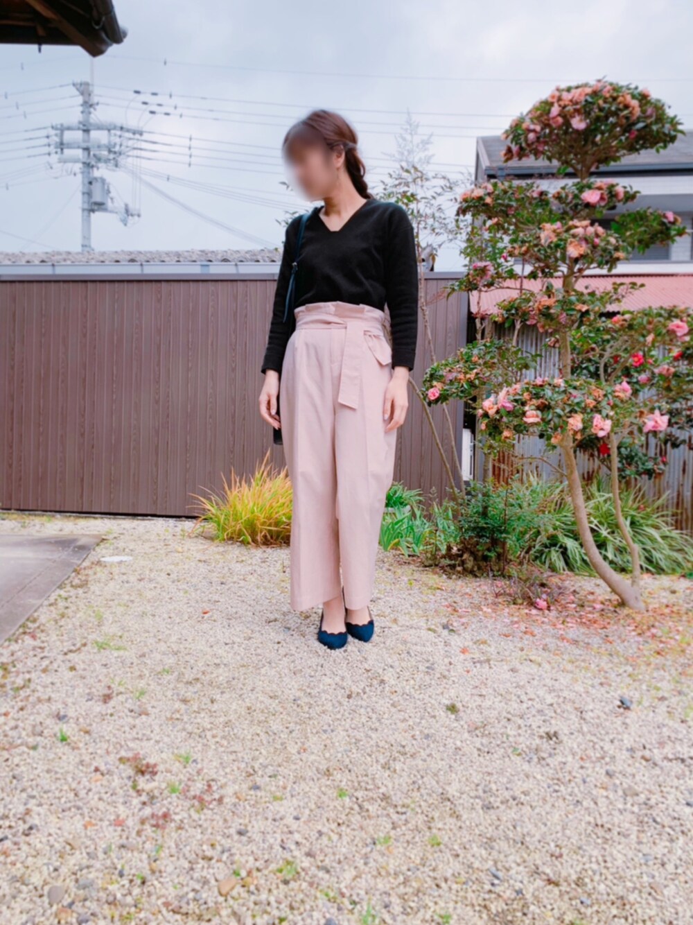 「お気に入りの服でデートに行こう、大人カジュアル、シンプルコーデ、春コーデ、おしゃれさんと繋がりたい、きれいめカジュアル、ワイドパンツ、黒、パンプス、ママコーデ」｜「ROPE' PICNICのアイテム（ニット/セーター、ブラック系）」を使った、rayfeb29さん（レディース・164cm）の冬コーディネートの1枚目の写真