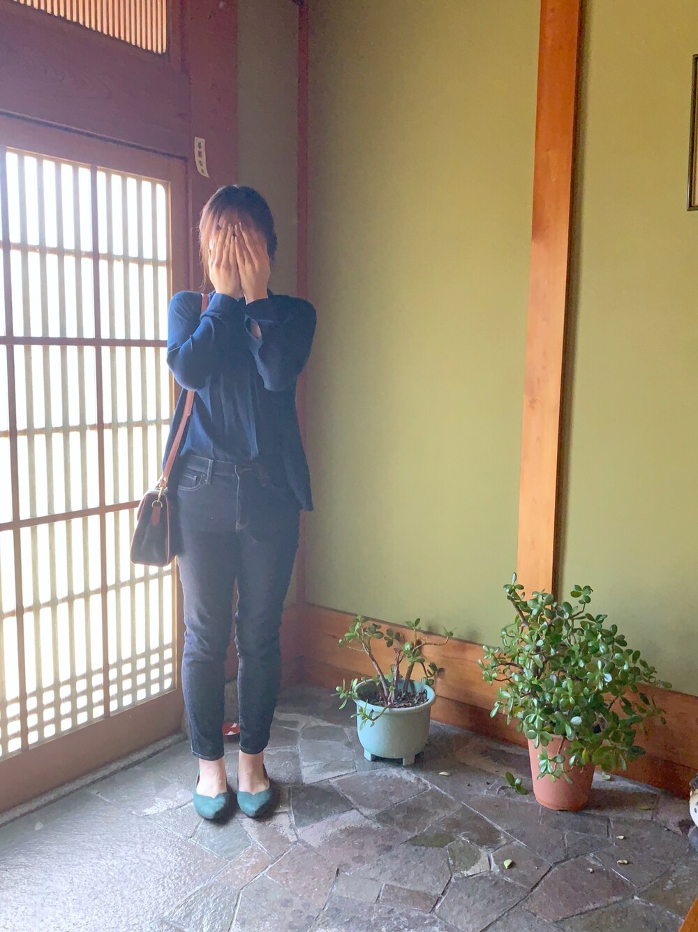 「シンプルコーデ、秋コーデ、カジュアルコーデ、オトナ女子、きれいめカジュアル、秋、大人コーデ、デニム、autumn、casual」｜「URBAN RESEARCHのアイテム（シャツ/ブラウス、ブルー系）」を使った、rayfeb29さん（レディース・164cm）の秋コーディネートの1枚目の写真