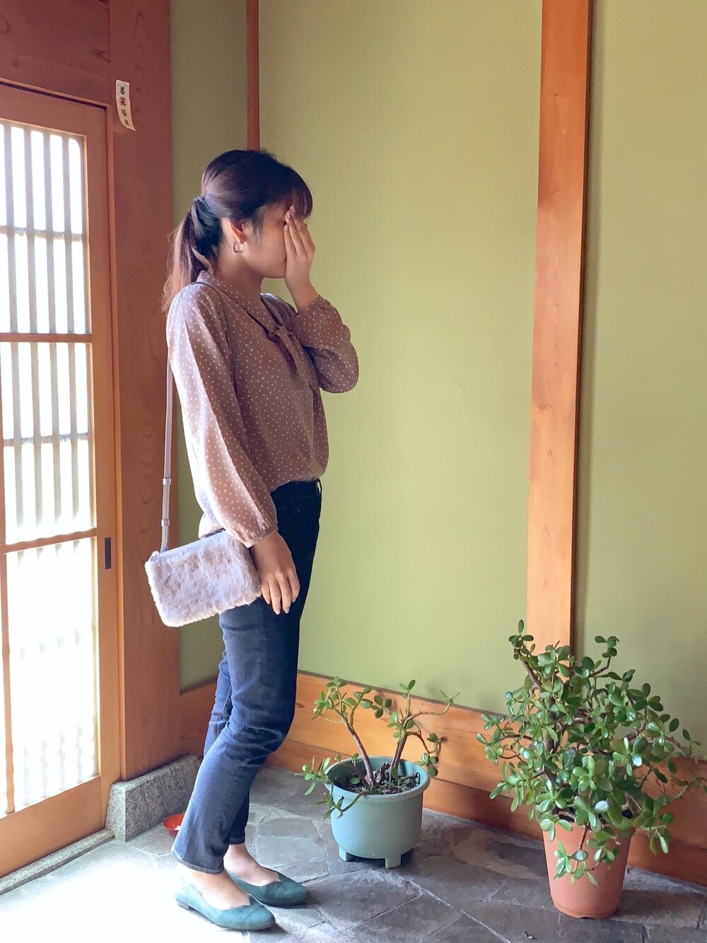 「秋コーデ、カジュアルコーデ、シンプルコーデ、おしゃれさんと繋がりたい、休日スタイル、大人コーデ、シンプル、パンツスタイル、ベージュ、プチプラコーデ」｜「Honeysのボータイブラウス（シャツ/ブラウス、ベージュ系）」を使った、rayfeb29さん（レディース・164cm）の秋コーディネートの1枚目の写真