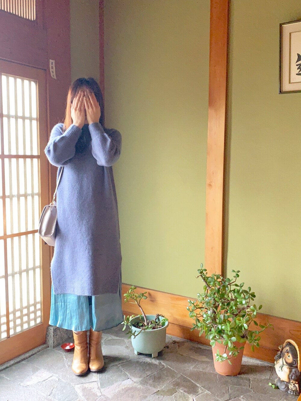 「年末WEAR感謝祭、冬のコーデ、カジュアルコーデ、おしゃれさんと繋がりたい、プチプラ、オーバーサイズ、休日スタイル、ニット、秋冬コーデ、ベージュ」｜「GLOBAL WORKのマシュマロタッチハイネックニットワンピース/844207（ワンピース、ブルー系）」を使った、rayfeb29さん（レディース・164cm）の冬コーディネートの1枚目の写真