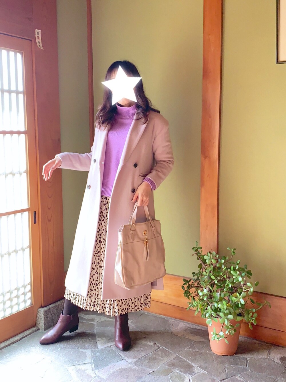 「シンプルコーデ、大人カジュアル、カジュアル、おしゃれさんと繋がりたい、ゆるコーデ、オトナ女子、プチプラ、シンプル、ベージュ、ショートブーツ」｜「LOWRYS FARMのモチモチハイネックプルオーバー　806846（ニット/セーター、パープル系）」を使った、rayfeb29さん（レディース・164cm）の冬コーディネートの1枚目の写真