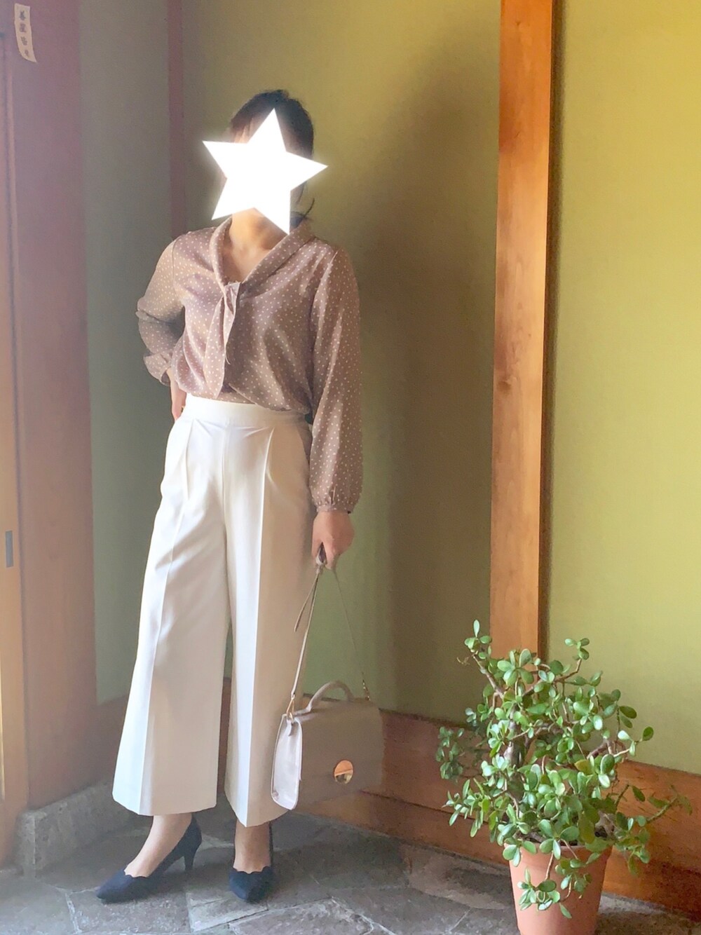 「シンプルコーデ、カジュアルコーデ、ラクチンコーデ、パンツスタイル、夏コーデ、オトナ女子、春夏コーデ、プチプラコーデ、ワイドパンツ、おうちファッション」｜「Honeysのボータイブラウス（シャツ/ブラウス、ベージュ系）」を使った、rayfeb29さん（レディース・164cm）の春コーディネートの1枚目の写真