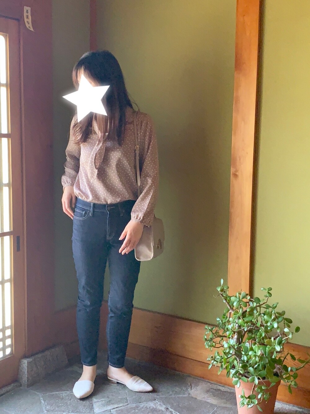 「今日のコーデ、お洒落さんとつながりたい、ootd、プチプラ、リラックススタイル、デニムコーデ、シンプルコーデ、大人コーデ、いいね、save、フォローお願いします🤑、春夏コーデ」｜「Honeysのボータイブラウス（シャツ/ブラウス、ベージュ系）」を使った、rayfeb29さん（レディース・164cm）の春コーディネートの1枚目の写真