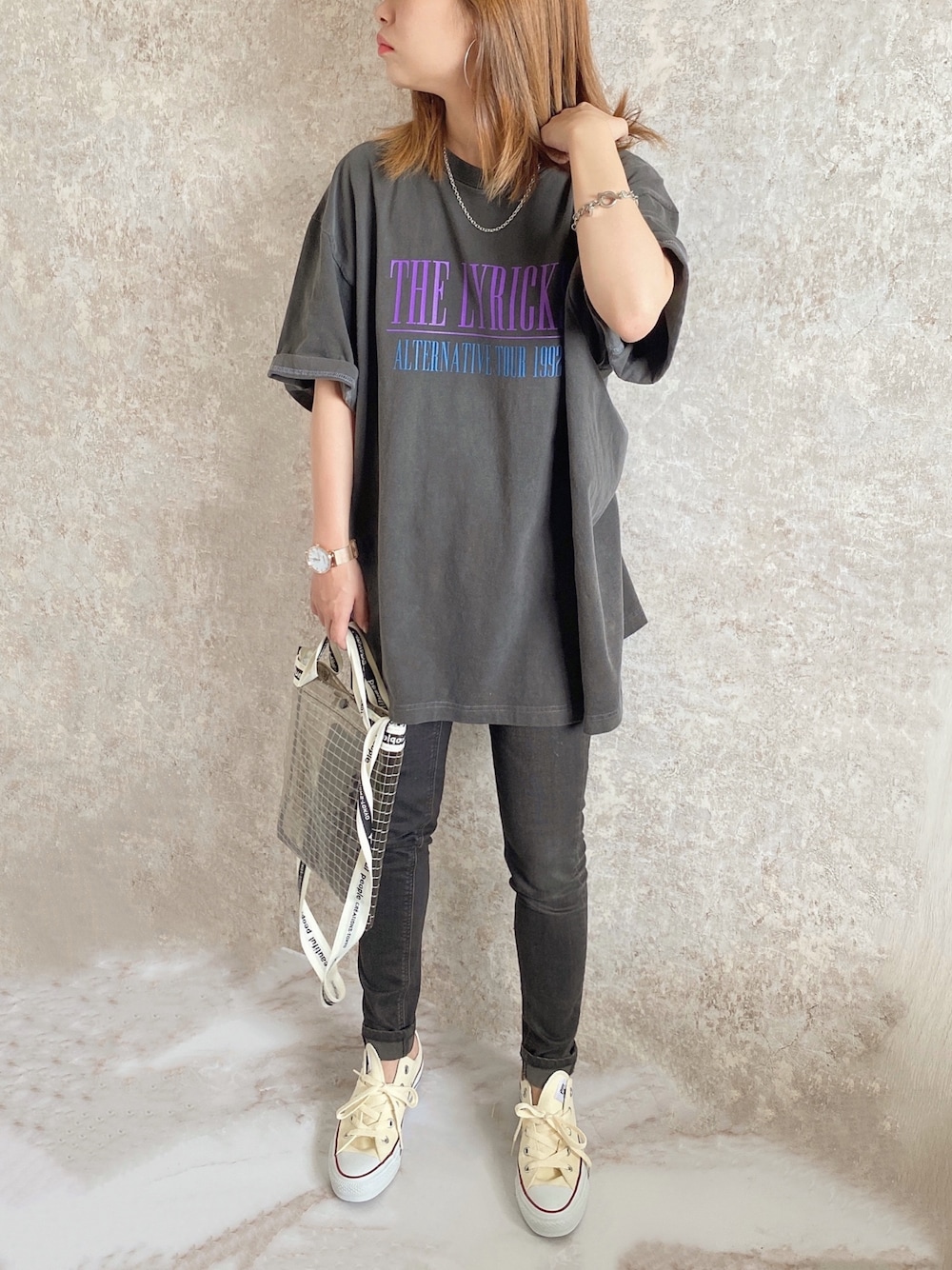 ブラック系のショルダーバッグ、ホワイト系のスニーカー、その他のTシャツ/カットソーを着用したレディースの夏コーディネートの1枚目の写真