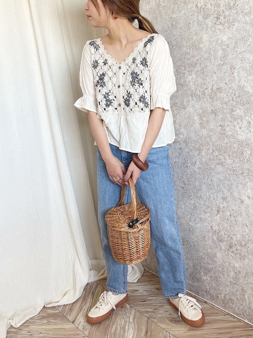 花ｖ DHOLIC（ディーホリック）の「Vネック花柄刺繍ブラウス・全2色