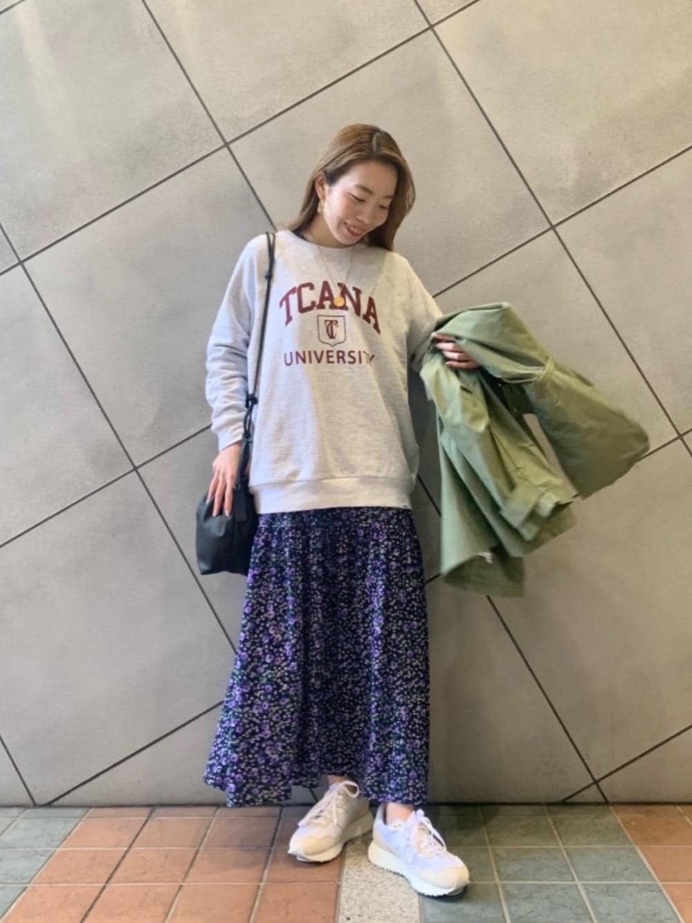「スニーカー、リラックス、シューズ、Tシャツ/カットソー、👟バッグ、□骨格ウェーブ、■Tanacana、ワンピース 」｜「green label relaxingのブルーミング フラワー プリント ワンピース 花柄（ワンピース、ブルー系）」を使った、kobayashi_yさん（レディース・158cm）の冬コーディネートの1枚目の写真