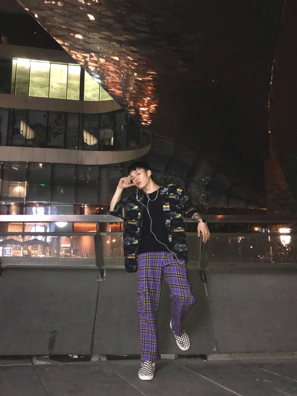 「古着」｜「古着のアイテム（シャツ/ブラウス、ブラック系）」を使った、Bigee.彭大餅さん（メンズ・175cm）の秋コーディネートの1枚目の写真