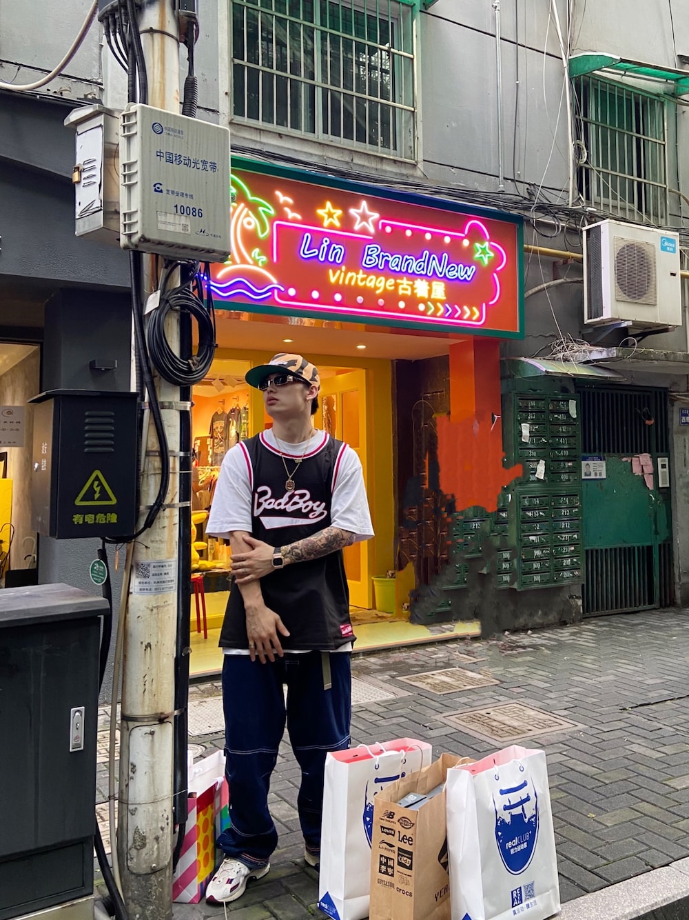 「New Balance、HIPHOP、vintage」｜「1807のアイテム（帽子、ゴールド系）」を使った、Bigee.彭大餅さん（メンズ・175cm）の夏コーディネートの1枚目の写真