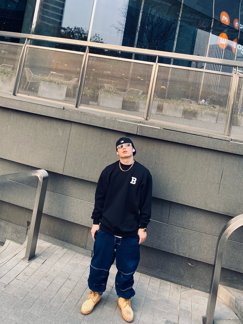 「HIPHOP、街头搭配」｜「NEW ERAのアイテム（ハット、ブラック系）」を使った、Bigee.彭大餅さん（メンズ・175cm）の冬コーディネートの1枚目の写真