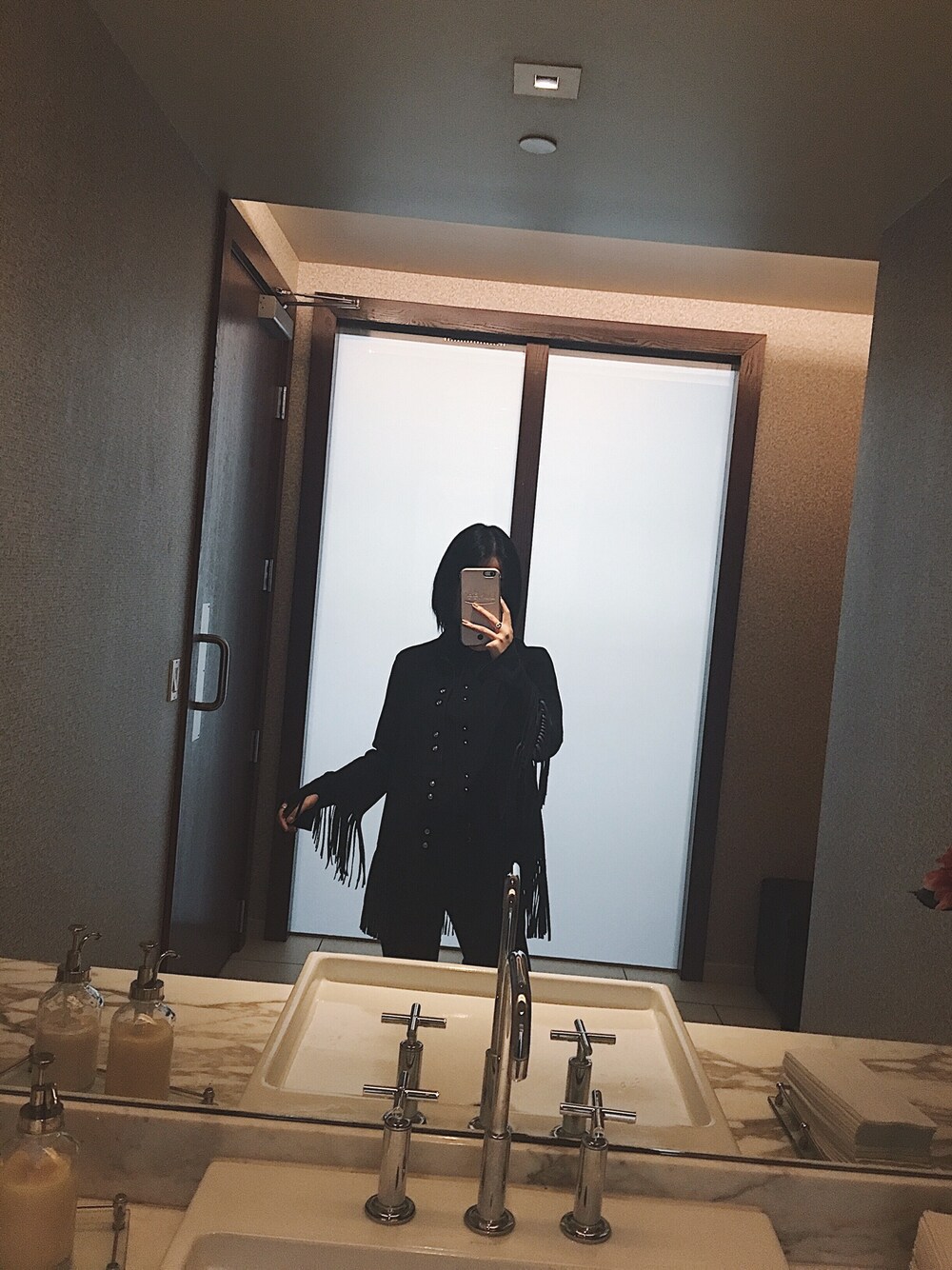 「ootd、outfit、black、casual」｜「sandroのアイテム（ダウンジャケット/コート、ブラック系）」を使った、Fendi Xuさん（レディース・160cm）の冬コーディネートの1枚目の写真