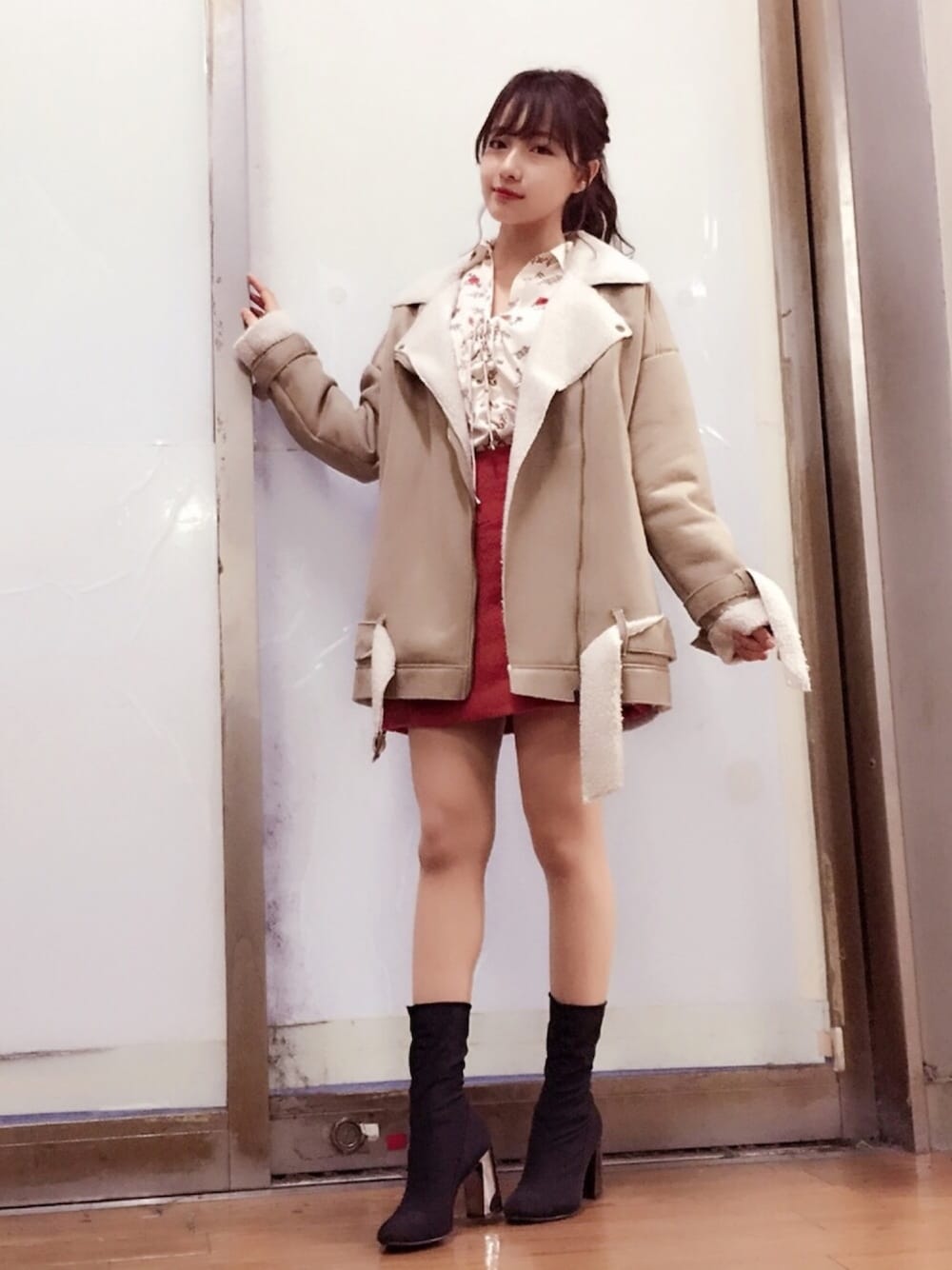 ベージュ系のジャケット/アウター、ホワイト系のシャツ/ブラウス、オレンジ系のスカートを着用したレディースの冬コーディネートの1枚目の写真