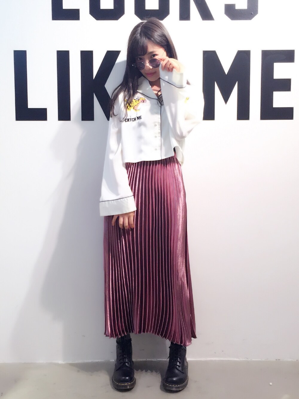 「はるコーデ、ootd、スカジャン、シャツスタイル、プリーツスカート、ピンク、Dr.Martens、jouetie、outfit、サングラス」｜「jouetieのスカシャツ（シャツ/ブラウス、ホワイト系）」を使った、村瀬紗英さん（レディース・159cm）の春コーディネートの1枚目の写真