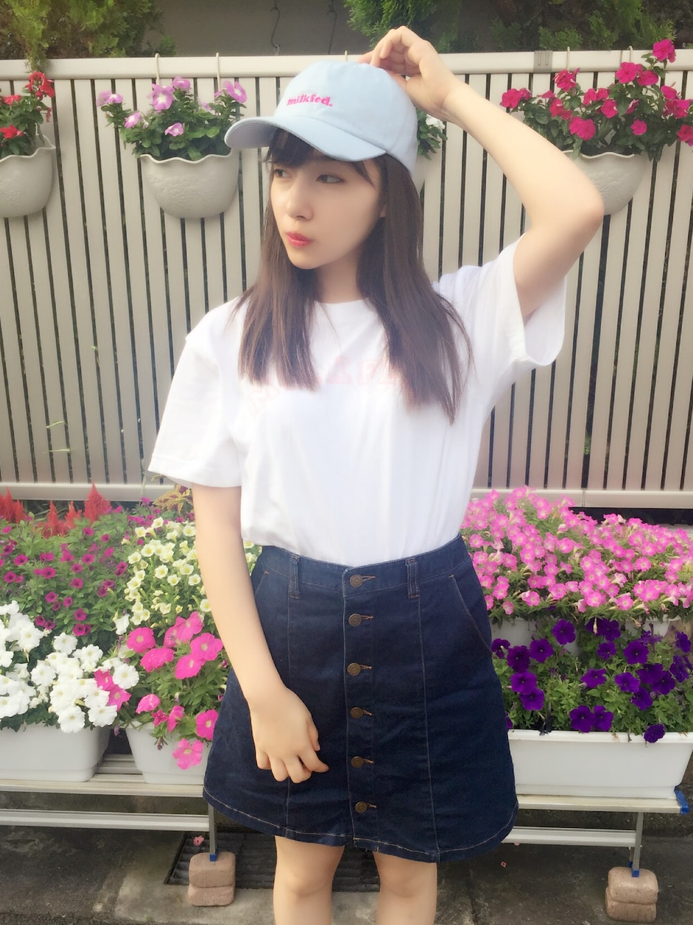 「楽チンコーデ、休日コーデ、summer、カジュアル、夏、白、Tシャツ、ロゴT、outfit、ootd」｜「MILKFED.のS/S TEE COLLEGE LOGO（Tシャツ/カットソー、ピンク系）」を使った、村瀬紗英さん（レディース・159cm）の夏コーディネートの1枚目の写真