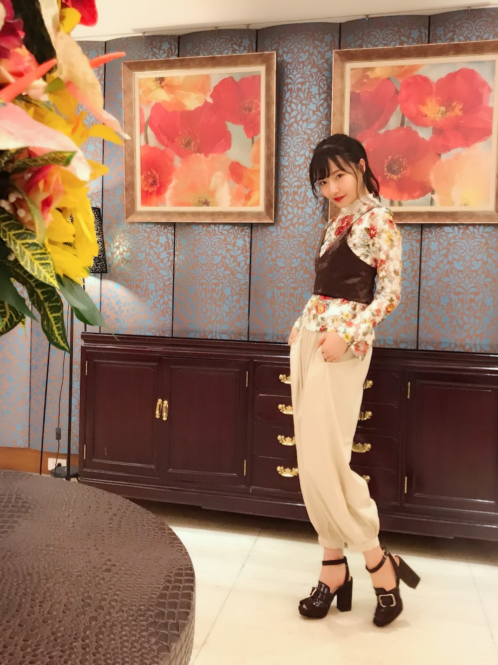 ブラウン系のキャミソール、ホワイト系のシャツ/ブラウス、ベージュ系のその他パンツを着用したレディースの秋コーディネートの1枚目の写真