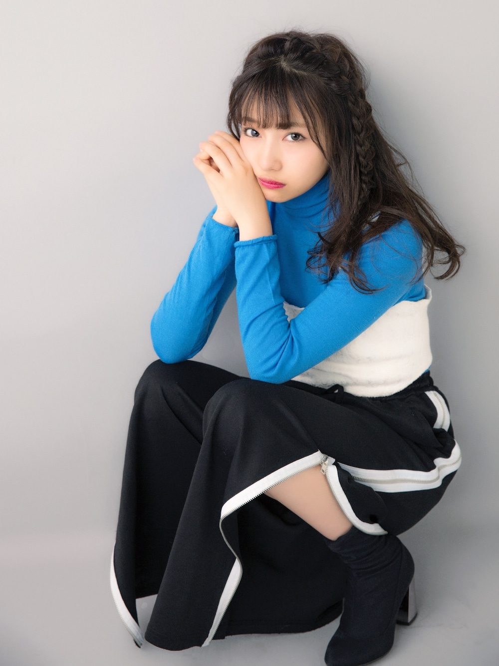 ブラック系のその他パンツ、ブラック系のブーツを着用したレディースの秋コーディネートの1枚目の写真